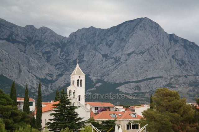 Baška Voda ve stínu Biokova.