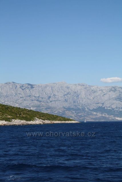 Brač a pohoří Biokovo s nejvyšší horou sv. Jure 1762 m. n. m..