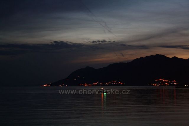 Přicházející tma nad Rogoznicí.