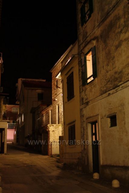 Noční opuštěná ulička v Bašce Vodě.