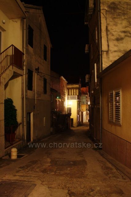 Noční opuštěná ulička v Bašce Vodě.