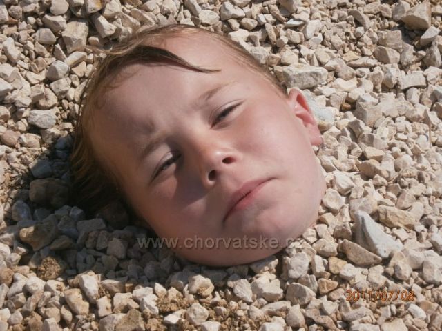 naše Terezka na pláži Viru