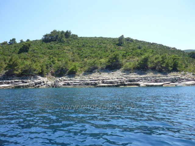 Krásné pobřeží ostrova Hvar.