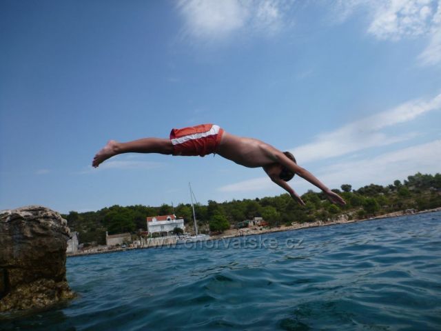 Dominik skáče hlavičku