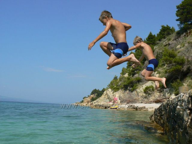 skoky z móla na našej pláži