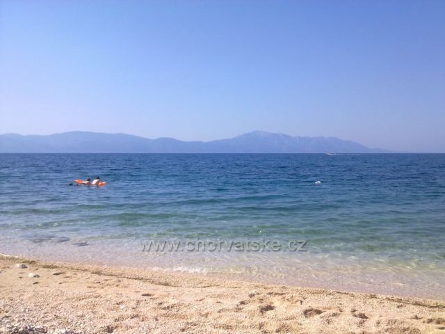 Gradac - pohled z pláže na Pelješac