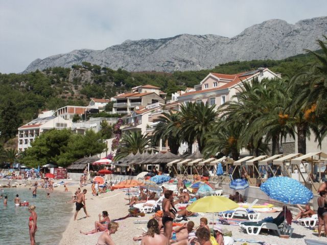 Na pláži v Podgore