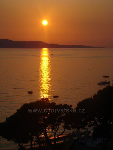 Malebný západ slunce v Makarské