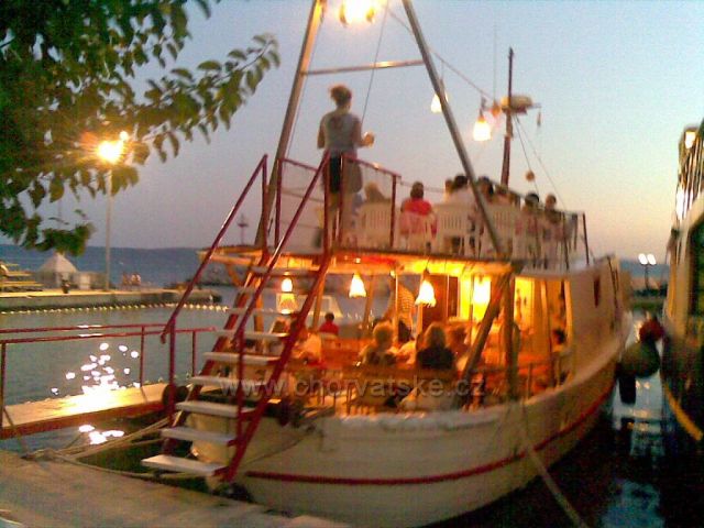 Restaurace na lodi v Podgore
