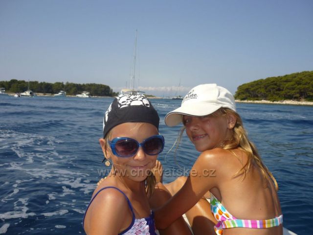 Vnučky Klárka a Kristýnka na moři.