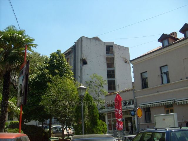 Budova, kt. byla zasažena zřejmě ve válce