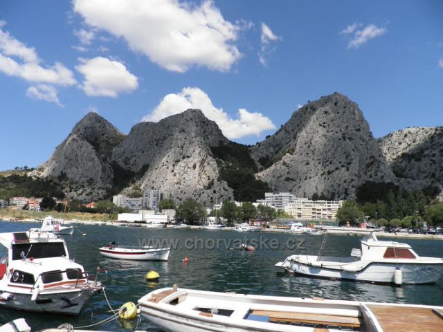 Skály a hory v Omiši u řeky.