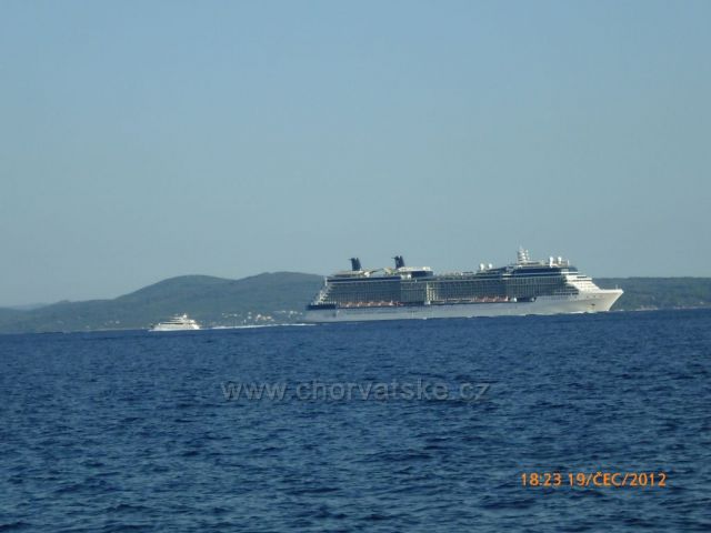 Pohlad z ostrova Ciovo v pozadi na Brac