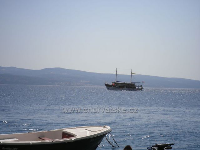 Loď mezi Nemirou a ostrovem Brač