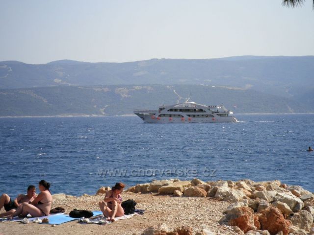 Další loď mezi Nemirou a ostrovem Brač