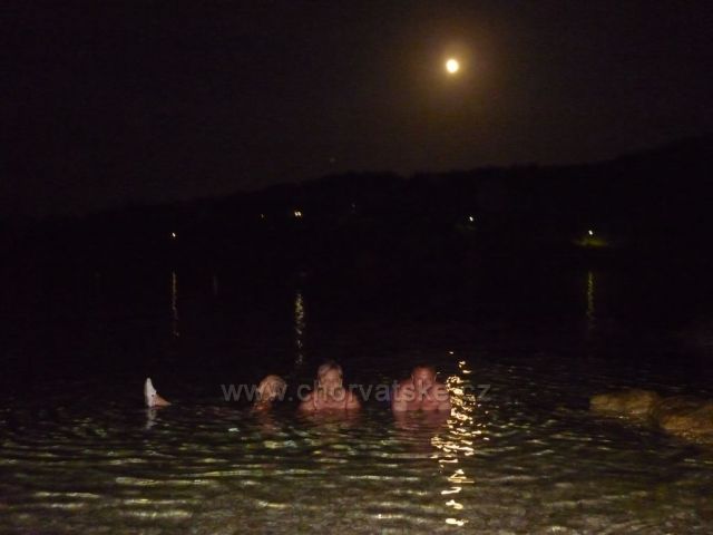 Noční koupání při měsíčku.