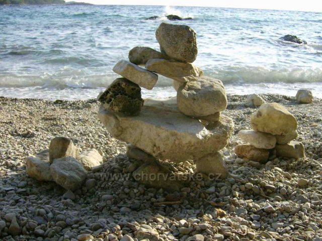 Lidová tvořivost, jedna z malých plážiček u Žuljany, Pelješac, Dalmácie