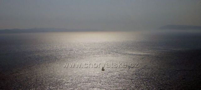 Výřez z večerního záberu Jadranu u Makarské - vlevo Hvar a vpravo Brač