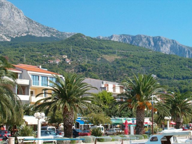 Tučepi-V pozadí Biokovo