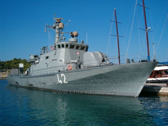 Makarská-kotvení vojenské bitevní lodě