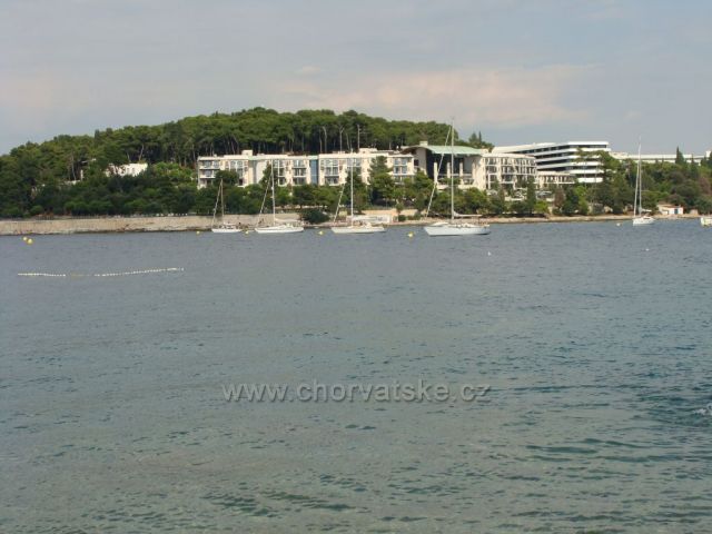 Rovinj  zátoka Lone v pozadí hotly Lone a Monte Mulini