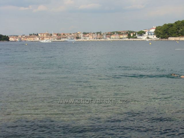Rovinj přez zátoku Lone