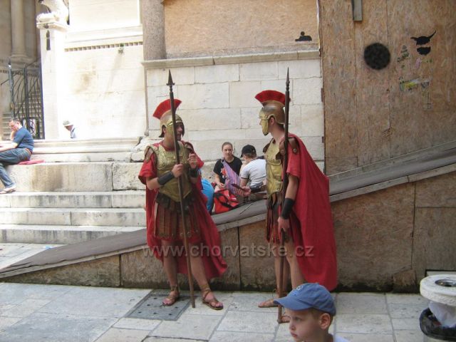před Diokleciánovým palácem ve Splitu