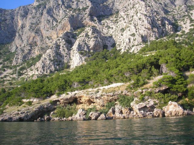 pobřeží v Drašnicích s majestátním Biokovem