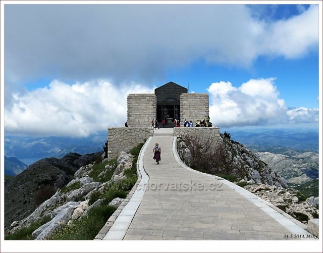 Lovčen - mauzoleum filozofa a vladaře Petara Njegoše na 2.nejvyšší hoře Jezerski vrch (1657 m).