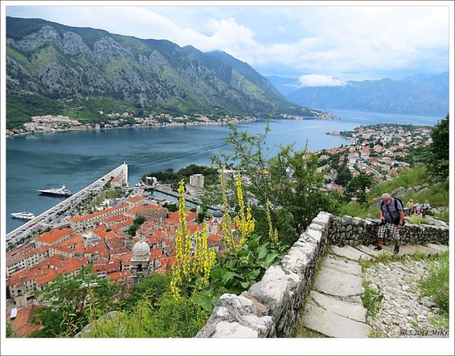 ...město Kotor a záliv