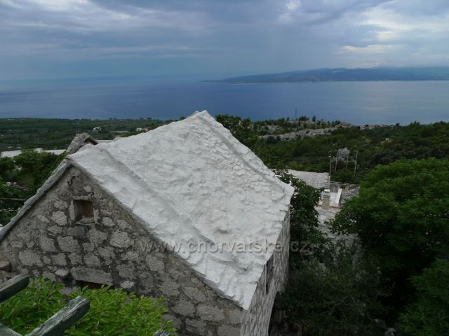 staré dalmátské domy v Topići, v pozadí ostrov Brač