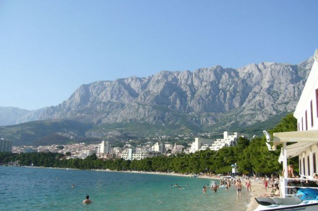 hotely podél pláže a pohoří Biokovo