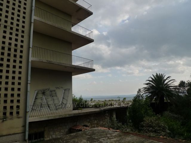 Smutná záležitost, zdevastovaný hotel Jadran v Tučepi