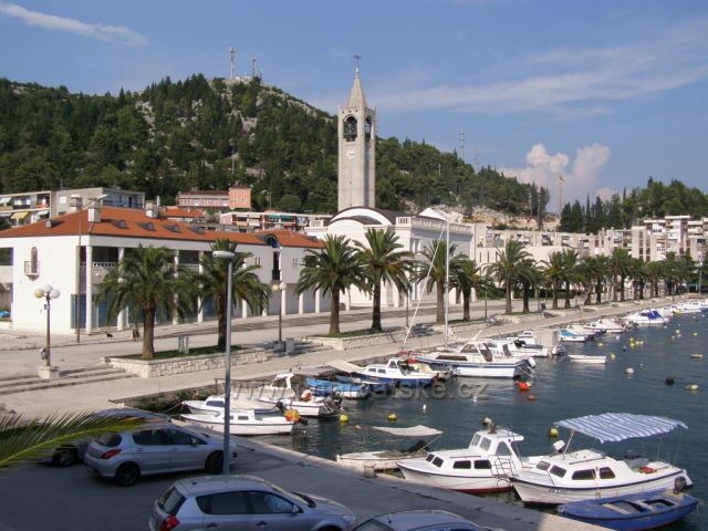 Pohled z hotelu na kolonádu