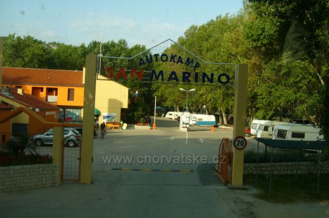příjezd do kempu San Marino přes okno autobusu