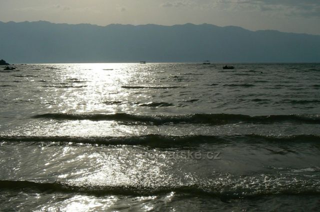 Ranní odlesk slunce v moři