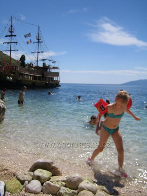 Nezapomenutelné výlety z Rabacu pirátskou lodí na soukromé pláže. PARÁDA.