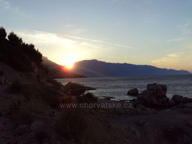 Omiš Ruskamen-východ slunce nad Biokovem