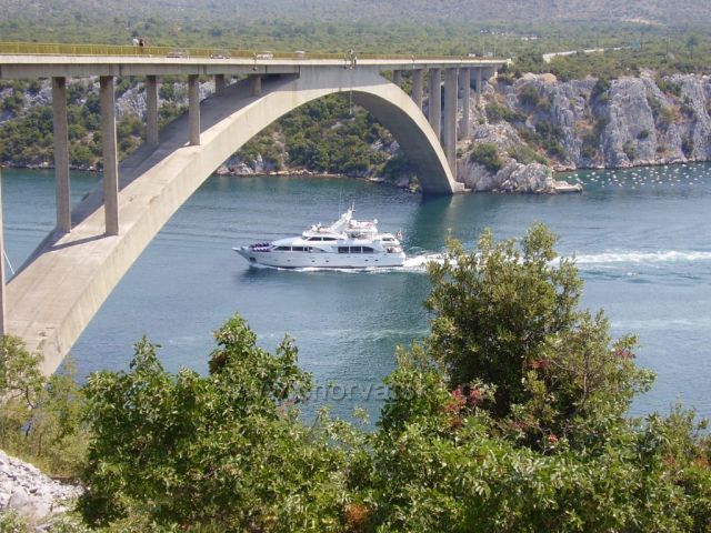 Most na Jadranské magistrále přes řeku Krka u Šibeniku.