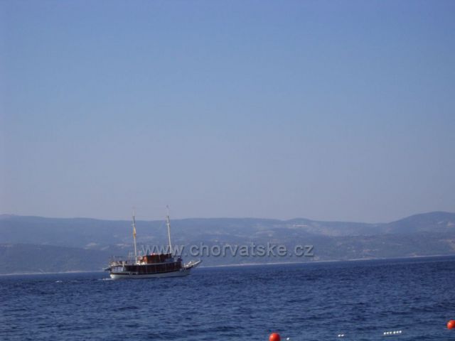 Lod na moři v dáli Brač