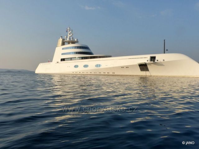 Ponorka? Nie.
Jachta ruského miliardára.