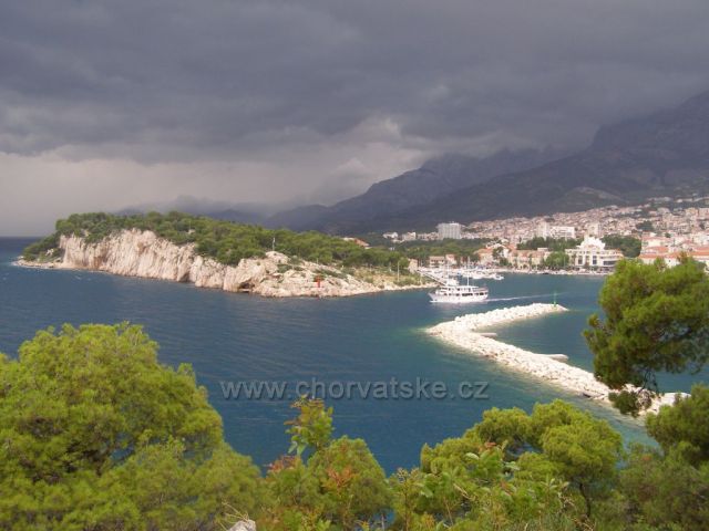 Pohled na Makarskou před bouřkou.