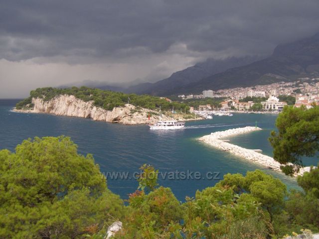 Pohled na Makarskou před bouřkou.