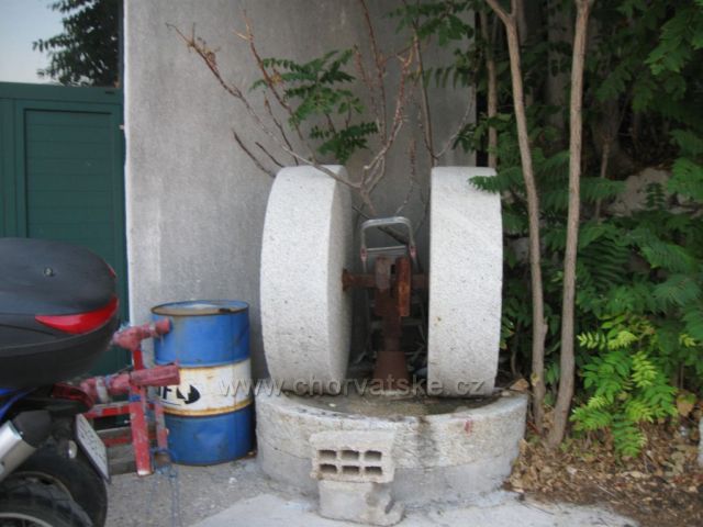 Živogošče, starý lis na olivový olej v přístavu...