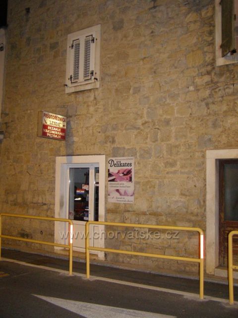 Prodejna s pršutem.  :-)