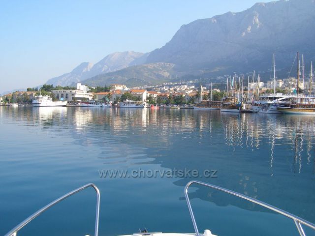 Půjčili jsme si motorový člun.