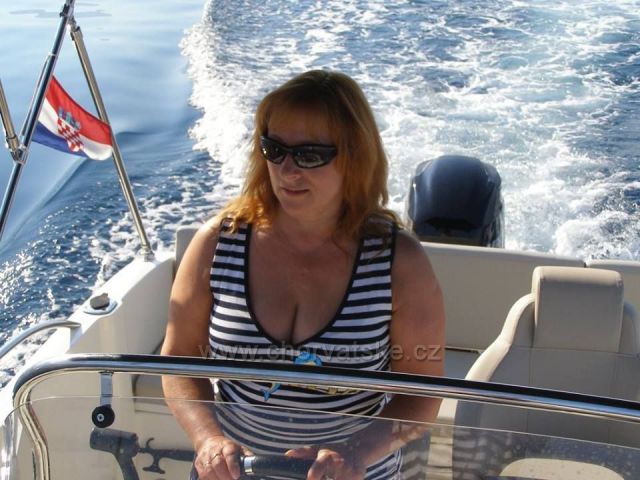 Půjčili jsme si motorový člun.