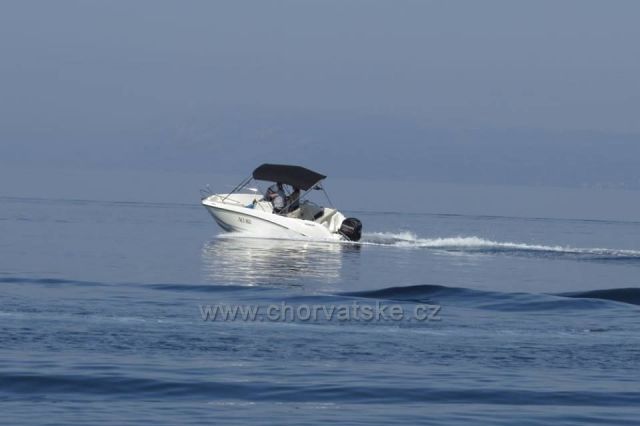 Půjčili jsme si motorový člun.