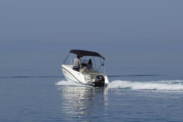 Půjčili jsme si motorový člun.