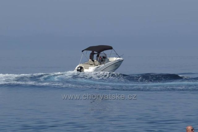 Půjčili jsme si motorový člun.